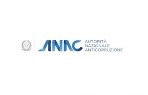Roma, 15 giu. (askanews) - L'Autorità nazionale anticorruzione presenta il suo nuovo portale istituzionale, insieme a un nuovo logo e una nuova immagine coordinata. Sono i primi risultati di un percorso - si legge in una nota dell'Anticorruzione - sviluppato negli ultimi due anni, all'insegna dell'innovazione, in collaborazione con il digital partner Almaviva, gruppo specializzato nel settore dell'Information Technology". L'obiettivo è in primo luogo avvicinare l'Autorità alle amministrazioni, alle imprese e alla società civile, rendendo fruibili con immediatezza i numerosi servizi erogati e i vari canali di comunicazione disponibili, coerentemente con la logica della semplificazione e della piena digitalizzazione degli appalti auspicata di recente in una serie di proposte inviate al Governo per agevolare la ripresa economica. Tra le principali aree di intervento c'è in particolare la realizzazione del nuovo portale istituzionale, progettato per essere più funzionale e di agevole consultazione, così da facilitare l'accesso e assicurare una migliore esperienza a coloro che quotidianamente visitano il sito (pubbliche amministrazioni, operatori economici e dell'informazione, ma anche privati cittadini). Il portale è pensato infatti per accogliere gli utenti mediante sezioni specifiche e indirizzare la ricerca verso le aree di interesse, con un'attenzione soprattutto all'area relativa ai provvedimenti. Una newsletter periodica informerà inoltre gli utenti in merito a tutte le iniziative promosse dall'Autorità. (segue) Red/Nes